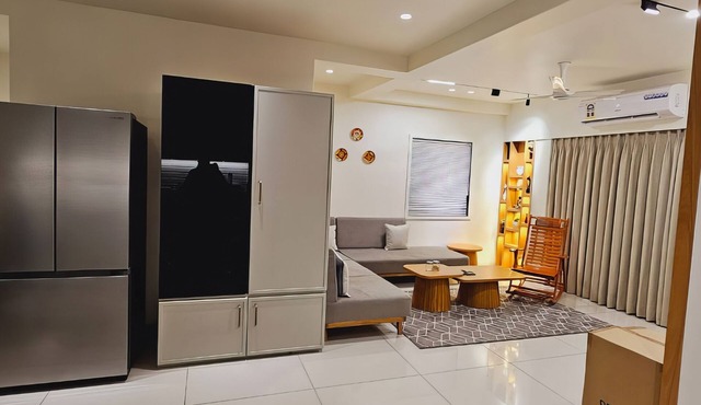 New Lux Apts Terrace Garden, Pizza Oven Full Service Fully equipped for NRIs