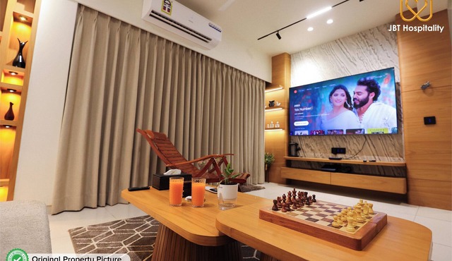 New Lux Apts Terrace Garden, Pizza Oven Full Service Fully equipped for NRIs