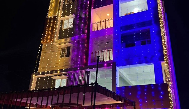 Newly constructed & fully furnished close to walkable beach apartment