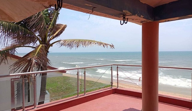 Next to the beach. Swimming pool.safe for family.beautiful sunraise & sunset