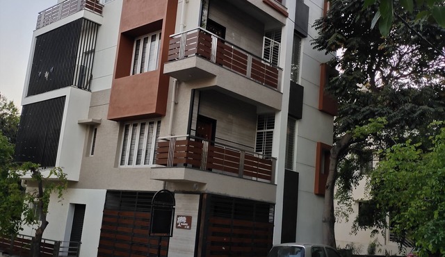 Nice North-East corner apartment with very good privacy and ample parking place