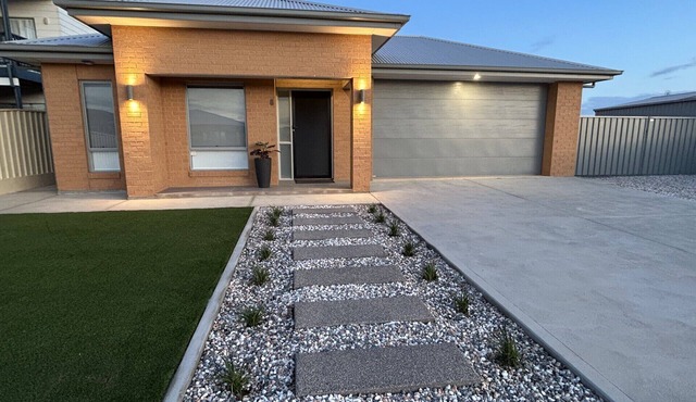 'North Beach Getaway '.New luxury home, perfect for families, 600m walk to beach in North Beach
