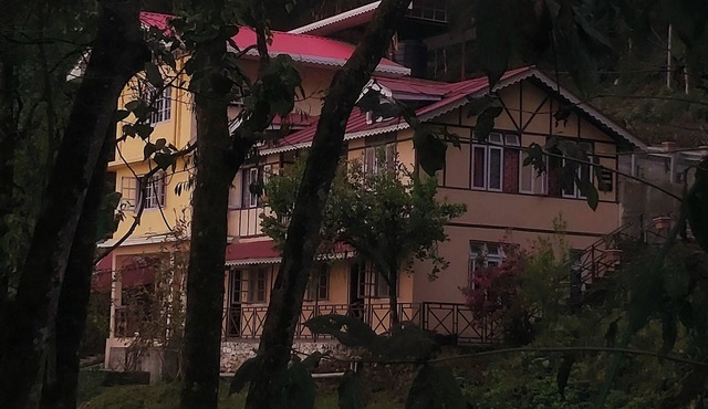 Oak Valley Retreat – A Cozy Homestay, Lively Hostel & Vibrant Café in the Hills!