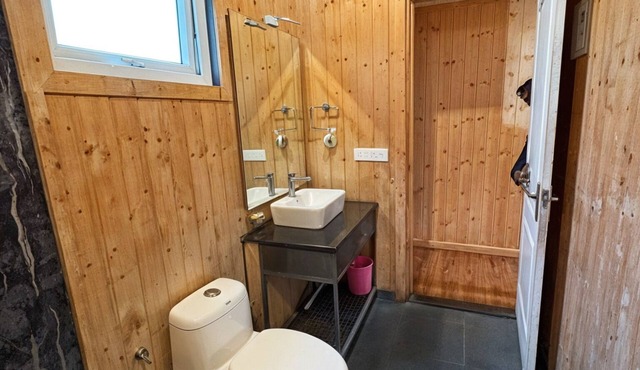 Oakridge Cottages 5BR with Pool by Homeyhuts