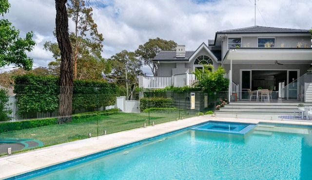 Oatley Escape with Pool Relax in Style & Elegance