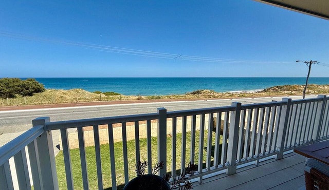Ocean side Blue Bay Beach - Mandurah Family, Friends & Pet Coastal Retreat in Halls Head