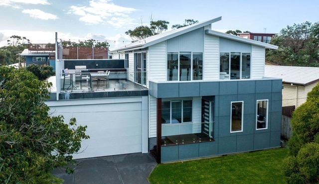 Ocean views, two-storey large family getaway in Inverloch