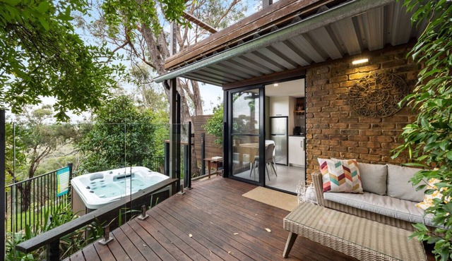 On The Deck Studio: Spa Hideaway in Scenic Belair in Belair