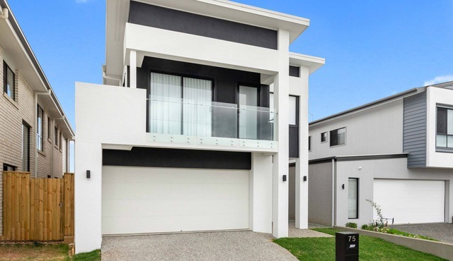 On the Lake - Modern Mofflin in Mango Hill