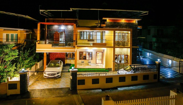 One bed room with toilet in a posh villa