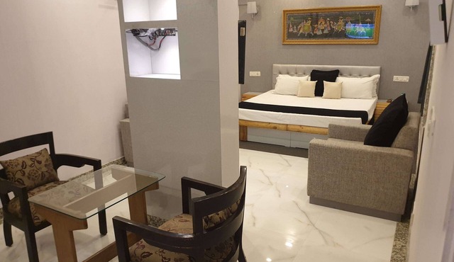 One bedroom luxurious apartment close to airport