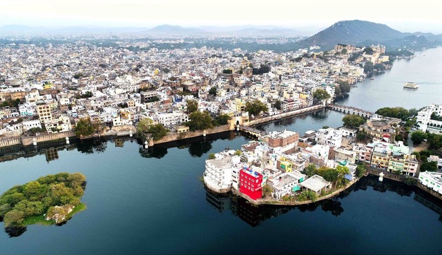 oolala-your lake house in the center of Udaipur(Green Room)