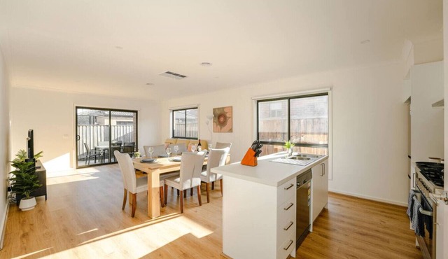 Open-Plan Comfort | Sunny Living | BBQ @ Backyard in Weir Views