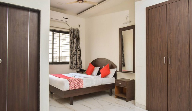 OYO 12854 Hotel Sahara Inn