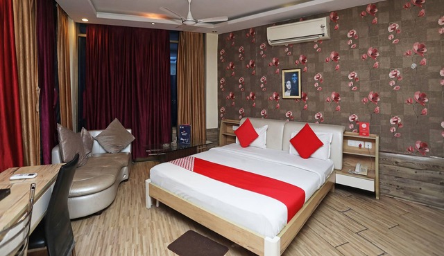 OYO 28439 Skylark Hotel