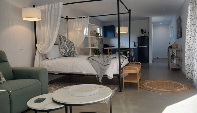 Paradise Palms Bungalow - New Private Studio with easy stroll to surf n sand in Corindi Beach