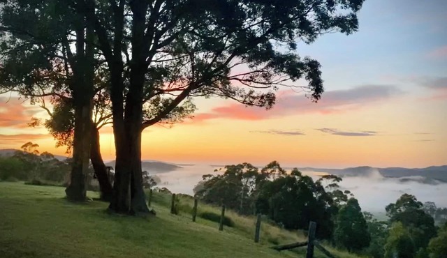 Peaceful lake-view escape w yoga room & sauna. Nr Seal Rocks. Pets OK.