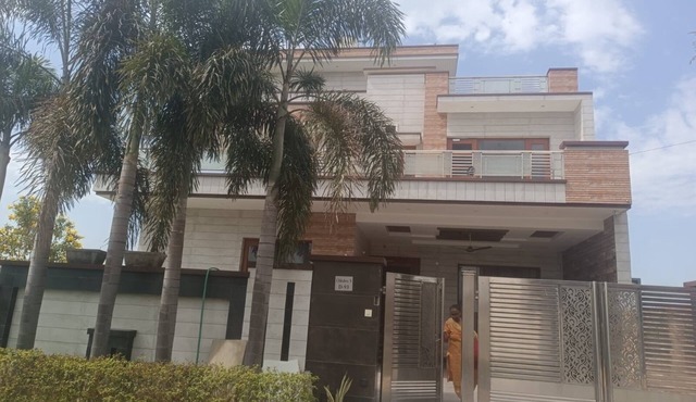 Peaceful & Spacious 5BHK Villa with Balcony & Parking