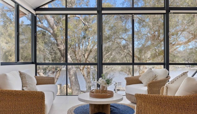 Pelicans Retreat - Luxury Riverside Escape with Private Jetty in North Yunderup