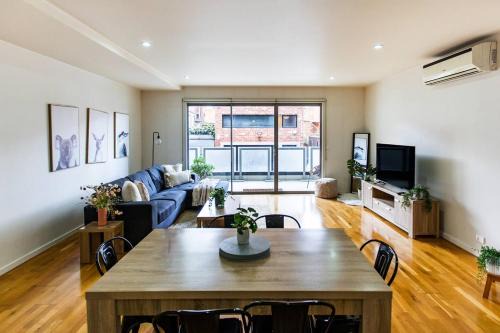 Penny 2BR Stylish Brunswick Stay with Parking in Melbourne