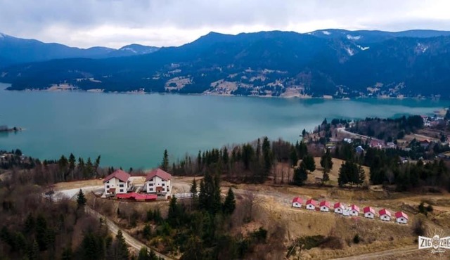 Pensiunea Farmecul Naturii și căsuțe individuale de închiriat Colibița