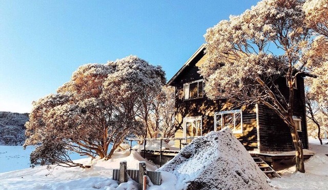 Perisher Valley Lodge self contained for 6 guests near ski lifts and restaurants in Perisher Valley