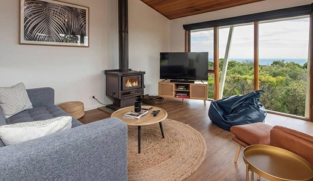 Pet Friendly - TJ's Tree House with Ocean Views in Cape Schanck