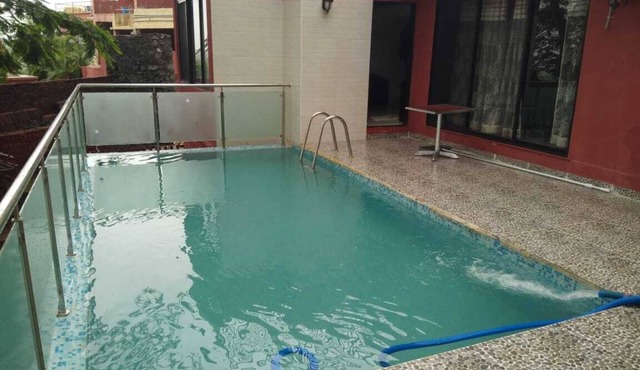 Pikasa 411, pool party villa