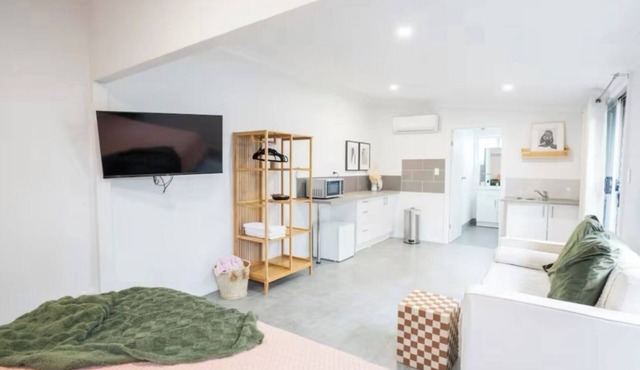 Pink Muse, 3 Mins to Ettalong Beach