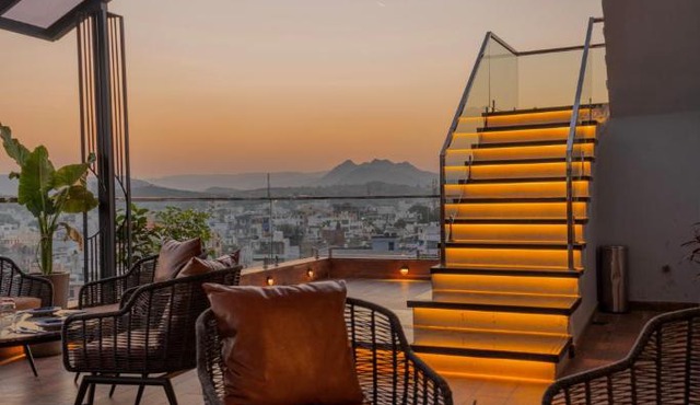 PINNACLE Udaipur - Boutique Rooftop Pool Hotel, Near the Lakes