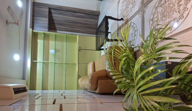 Pleasant 2 room flat with mini kitchen for family stay near kalighat metro