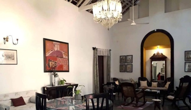Plush Colonial Home 1km from the Beach with 5★WiFi