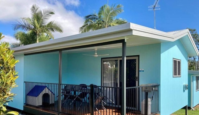 Poolside Deluxe Villa 2 BR - Fully self-contained, 1 Queen, 1 Sofa, 2 Single Beds in Tinaroo