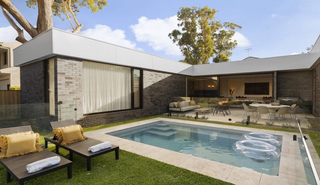 Poolside Retreat, TOP NOTCH in HAWKS NEST