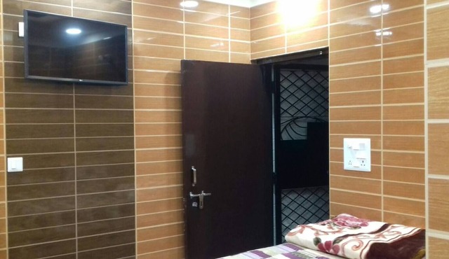Posh, Nice Foreigner Area Lajpat Ngar Luxury Room
