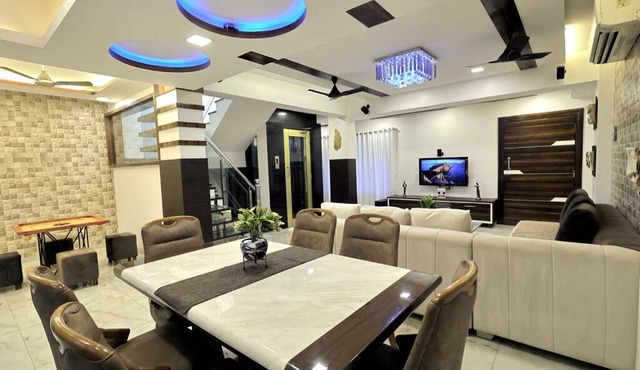 Posh Villa - 4 Bedroom w chef/WIFI upto 13 people