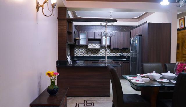 "Prime 4BHK: Ideal Location, 5 Min Walk to Market!"