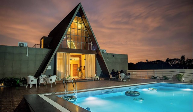 Prism Peak - 5BR with Private Pool , Barbecue & Projector by Homeyhuts