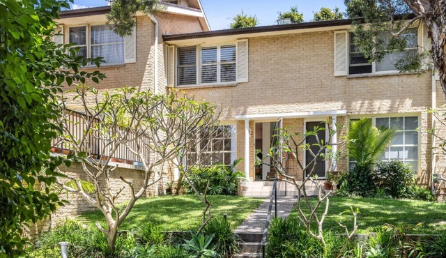 Private Dee Why Townhouse-Relaxed Coastal Retreat with Pool/10 min walk to beach