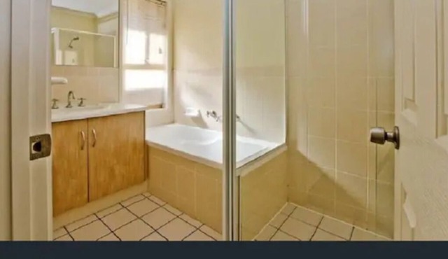 Private room with ensuite bathroom in Paradise