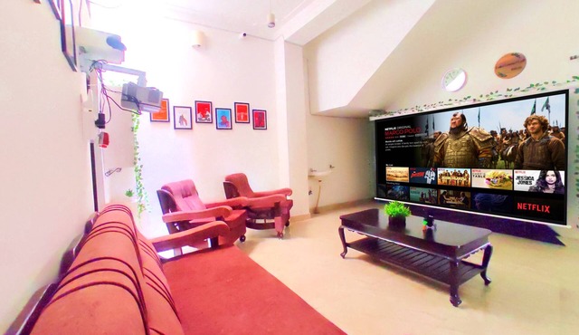 Private Villa near Fatehsagar lake - 2 minute drive.