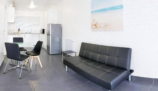PROMO 2-Bedroom Villa Next to Train Station, FREE PARKING in Melbourne