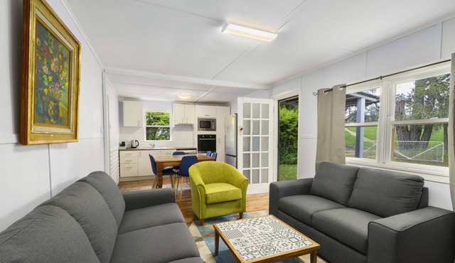 Purple Cottage, Orange NSW. A cosy oasis + walk to 4 vineyards in Canobolas
