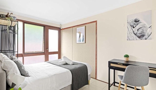 Quaint Double Room - Private Spot at Milperra - Shared Bathroom