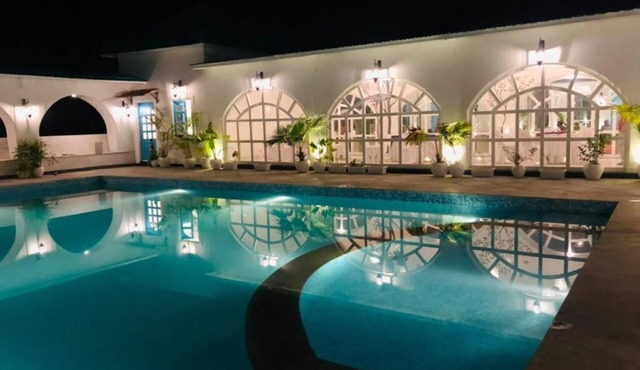 Queen’s Town is a Beautiful Ambient 6 Bedrooms Villa adjoin to Fatehsagar Lake