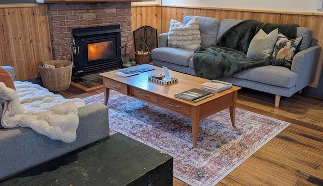 Quentin's Cottage - a cosy retreat by Mt Owen - close to town and trails! in Queenstown