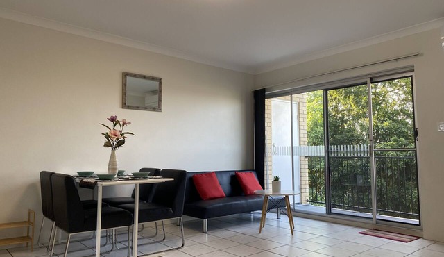 Quiet, 3km from Brisbane CBD, large 2-bedroom apartment in Kelvin Grove