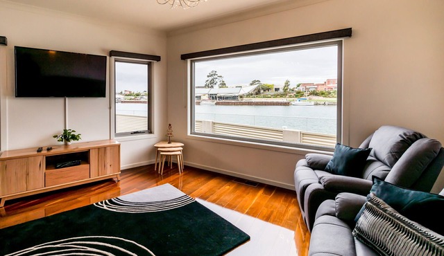 Quiet and relaxing house overlooking the Leven River and wharf in West Ulverstone