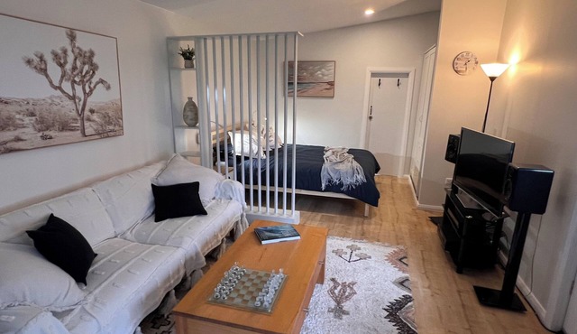Quiet, comfortable, self-contained studio in great beachside/lakeside location!