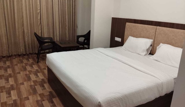 R2B GRAND - Rayan ram bhavan Serene 16-bedroom hotel with AC in lovely Bettani